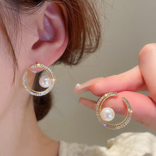 Load image into Gallery viewer, Pearl Niche Design Shiny Diamond Ear Studs